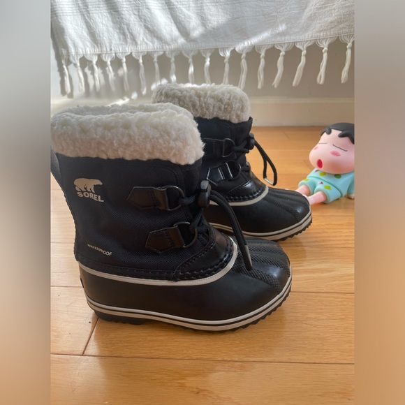 Sorel kid waterproof winter boot. Kid size 11. - Picture 4 of 16